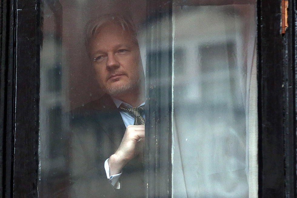 Il fondatore di Wikileaks Julian Assange (45) prima di parlare dal terrazzo dell'ambasciata dell’Ecuador a Londra, il giorno in cui il gruppo di esperti delle Nazioni Unite – il Working Group on Arbitrary Detention – ha detto che la sua condizione è quella di una "ingiusta detenzione", 5 febbraio 2016

(Carl Court/Getty Images)