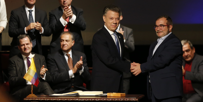 La stretta di mano tra il presidente colombiano Juan Manuel Santos, a sinistra, e il leader delle FARC Rodrigo Londono, noto come Timochenko, a destra, dopo la firma dell'accordo di pace al Teatro Colon di Bogotà, in Colombia, il 24 novembre 2016
(AP Photo/Fernando Vergara)