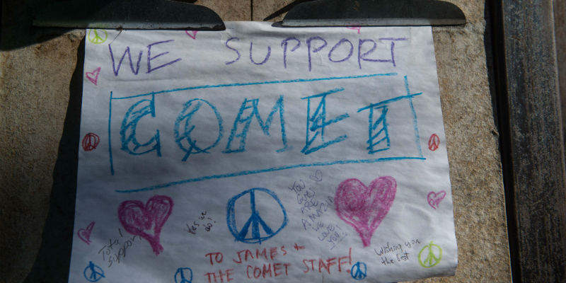 Un messaggio di sostegno per la pizzeria Comet Ping Pong di Washington ( NICHOLAS KAMM/AFP/Getty Images)