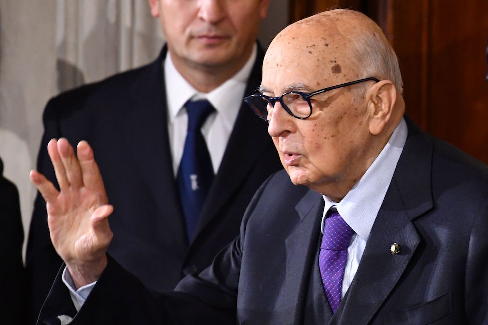 Il presidente emerito della Repubblica Giorgio Napolitano dopo aver incontrato il presidente Sergio Mattarella il primo giorno delle consultazioni al Quirinale 
(ALBERTO PIZZOLI/AFP/Getty Images)