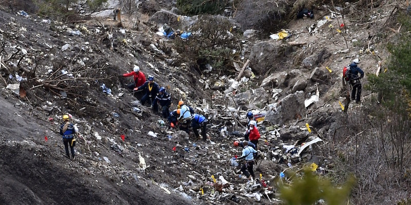 Il luogo in cui è precipitato l'Airbus A320 di Germanwings il 24 marzo 2015, durante le prime indagini degli investigatori (ANNE-CHRISTINE POUJOULAT/AFP/Getty Images)