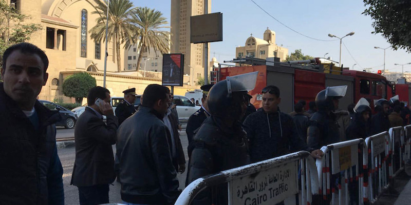 Soldati nell'area vicino alla cattedrale copta ortodossa di San Marco al Cairo, dopo l'esplosione di una bomba, l'11 dicembre 2016 
(AP Photo/Nariman El Mofty)