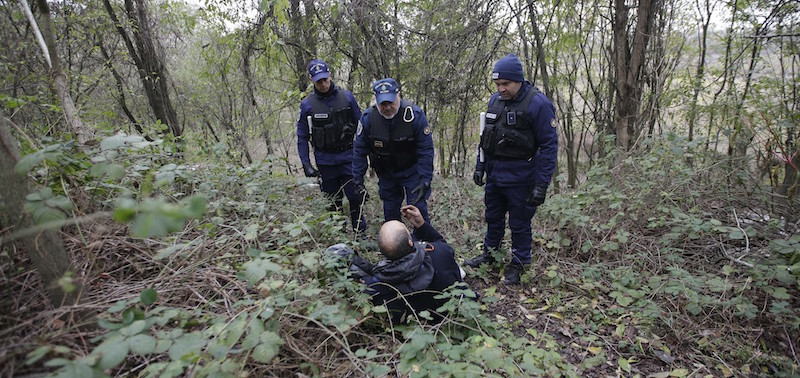 Agenti della Polizia Municipale di Milano nel boschetto di Rogoredo (AP Photo/Luca Bruno)