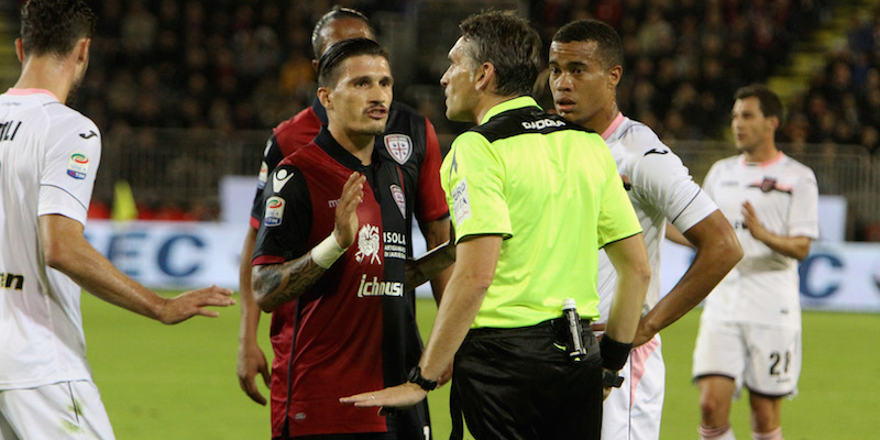 Fabio Pisacane discute con l'arbitro durante la partita di Serie A fra Cagliari e Palermo (Enrico Locci/Getty Images)