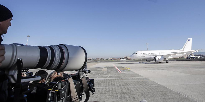 Fotocamere e telecamere all'aeroporto di Ciampino, Roma, per riprendere l'arrivo dell'aereo su cui è stata trasportata la salma di Fabrizia Di Lorenzo (ANSA/GIUSEPPE LAMI)