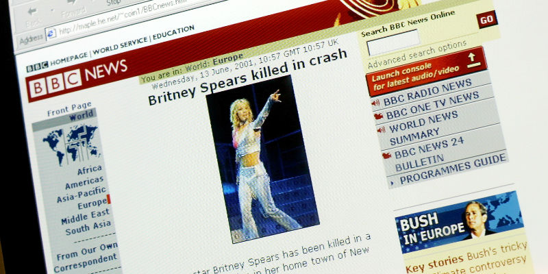 La bufala della morte della cantante americana Britney Spears, pubblicata nel 2001 da un falso sito della BBC ( Sion Touhig/Getty Images)