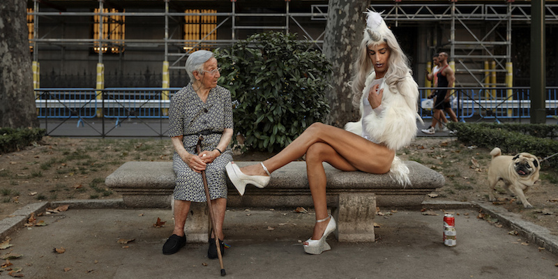Un'anziana guarda uno dei partecipanti alla parata del Gay Pride, in posa per una foto, Madrid, 2 luglio
(AP Photo/Daniel Ochoa de Olza)