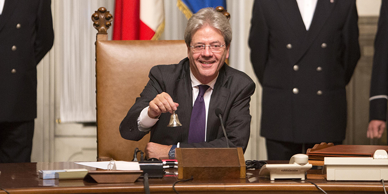 Paolo Gentiloni all'inizio del suo primo Consiglio dei ministri a Palazzo Chigi, Roma (Riccardo De Luca / Anadolu Agency)