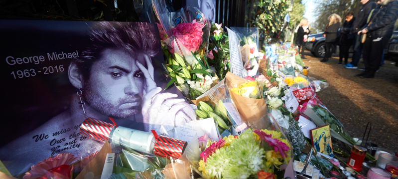 I fiori e i ricordi davanti alla casa dove è morto George Michael, a Goring-on-Thames. (NIKLAS HALLE'N/AFP/Getty Images)