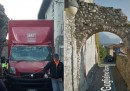 Il furgone di un corriere ha distrutto un arco del Quattrocento