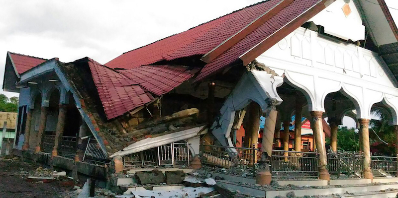 Un edificio dopo il terremoto, Pidie Jaya, 7 dicembre 2016
(ZIAN MUTTAQIEN/AFP/Getty Images)