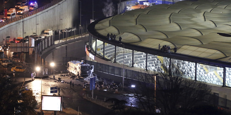 Squadre di salvataggio allo stadio Vodafone Arena della squadra di calcio del Beşiktaş, a Istanbul, dopo le due esplosioni avvenute il 10 dicembre 2016 (DHA via AP)