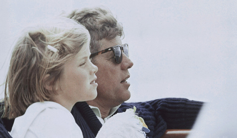 John Kennedy e sua figlia Caroline Hyannis Port, Massachusetts, il 25 agosto 1963 (AP Photo/White House/Cecil Stockton)