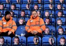 La protesta dei tifosi del Leicester con le maschere di Jamie Vardy