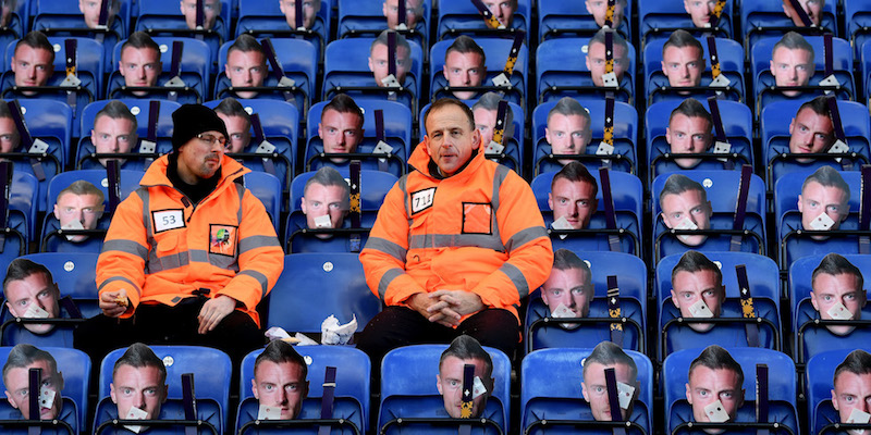 Due steward del King Power Stadium prima della partita tra Leicester ed Everton (Laurence Griffiths/Getty Images)
