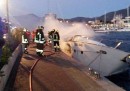 L'incendio di uno yacht a Loano
