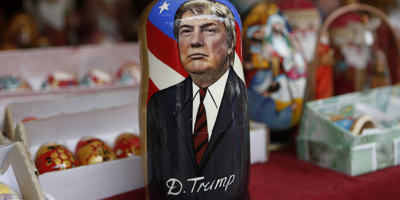 Una matrioska con l'immagine di Donald Trump in un negozio di Kiev, in Ucraina, il 9 novembre 2016 (AP Photo/Sergei Chuzavkov)
