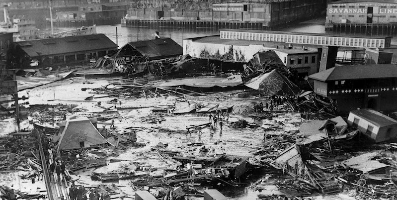 Un'immagine delle conseguenze dovute all'ondata di melassa che ricoprì le strade di Boston nel 1919 in seguito al crollo di un serbatoio (AP Photo, File)