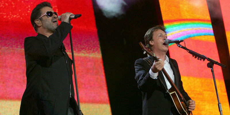 George Michael e Paul McCartney al concerto Live 8 per l'Africa a Londra, il 2 luglio 2005 (JOHN D MCHUGH/AFP/Getty Images)