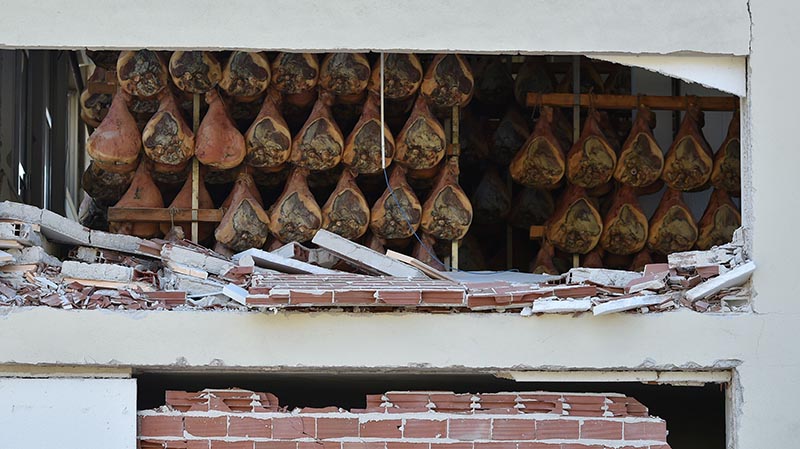 Prosciutti in un deposito danneggiat dal terremoto il 31 ottobre 2016 (ALBERTO PIZZOLI/AFP/Getty Images)