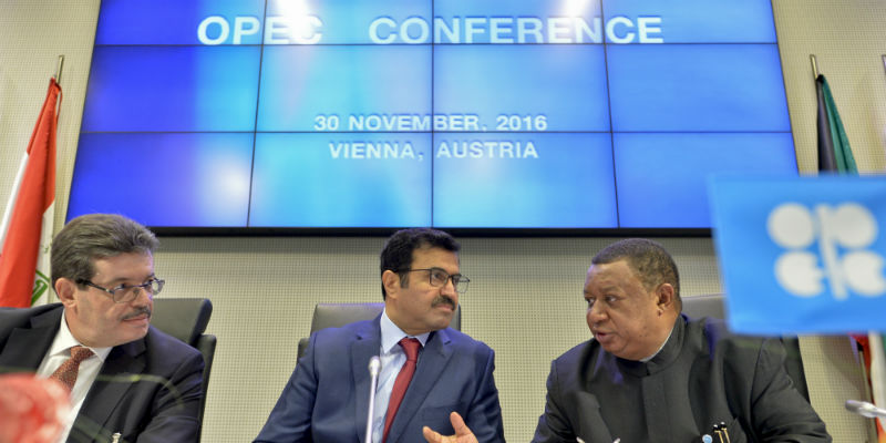 Da destra a sinistra, il segretario generale dell'OPEC Mohammed Barkindo, il presidente dell'organizzazione Mohammed bin Saleh al-Sada e il presidente del consiglio di amministrazione dell'OPEC durante l'incontro di Vienna del gruppo, il 30 novembre 2016 (HERBERT NEUBAUER/AFP/Getty Images)