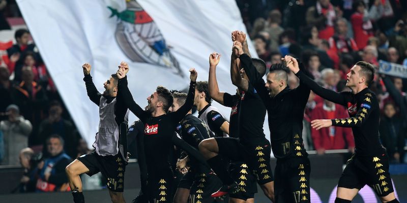 I giocatori del Napoli mentre festeggiano la vittoria contro il Benfica e il passaggio del turno (FRANCISCO LEONG/AFP/Getty Images)