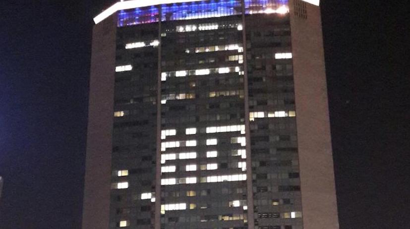 Il Pirellone di Milano illuminato con la scritta “No”