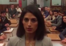 Il bizzarro video di Virginia Raggi per annunciare le dimissioni di Paola Muraro