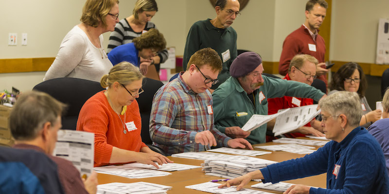 Il riconteggio dei voti delle elezioni presidenziali controllato da alcuni osservatori a Madison, in Wisconsin, il 1 dicembre 2016 (Andy Manis/Getty Images)