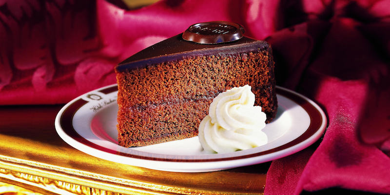 Una fetta di Sachertorte originale, a Vienna, il 12 aprile 2007, 175esimo anniversario della sua invenzione (Gabrielle Grenz/AFP/Getty Images)