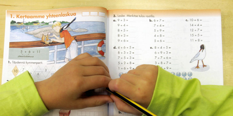 Un bambino finlandese con un testo scolastico di matematica a Vaasa (OLIVIER MORIN/AFP/Getty Images)