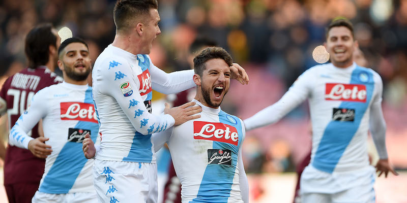 Dries Mertens con i compagni di squadra dopo il secondo gol segnato al Torino (Francesco Pecoraro/Getty Images)