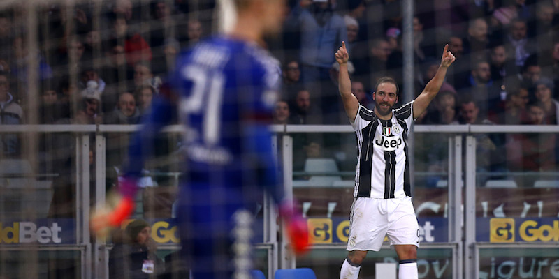 Joe Hart, portiere del Torino, dopo il secondo gol segnato da Gonzalo Higuaín, che esulta sullo sfondo (MARCO BERTORELLO/AFP/Getty Images)