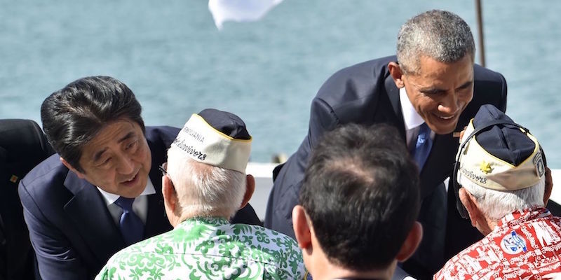 Shinzo Abe e Barack Obama con tre veterani sopravvissuti all'attacco di Pearl Harbor, 27 dicembre 2016 (NICHOLAS KAMM/AFP/Getty Images)