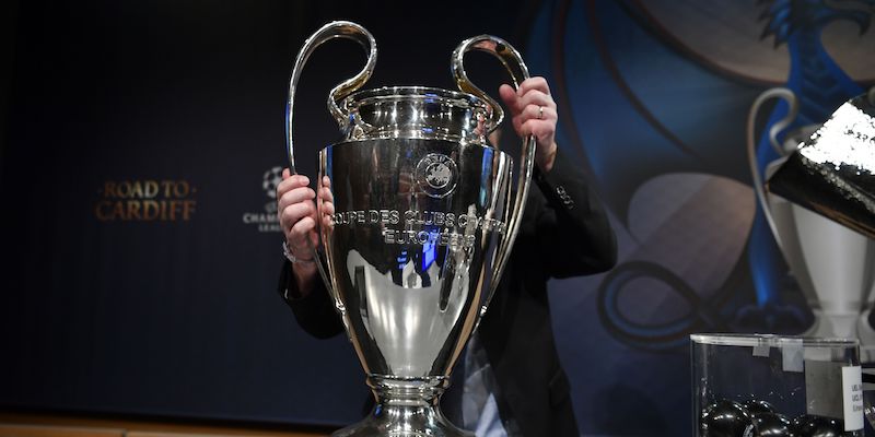 Il trofeo della Champions League nella sala sorteggi di Nyon (FABRICE COFFRINI/AFP/Getty Images)