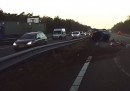 Il video di una Tesla che rileva un incidente e frena prima che il guidatore possa accorgersene