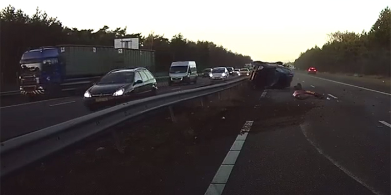 Il video di una Tesla che rileva un incidente e frena prima che il guidatore possa accorgersene