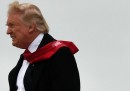 Donald Trump si aggiusta la cravatta con lo scotch