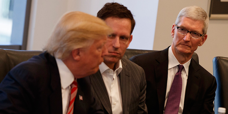 Il presidente eletto Donald Trump con Peter Thiel, cofondatore di PayPal, e con il CEO di Apple, Tim Cook (AP Photo/Evan Vucci)