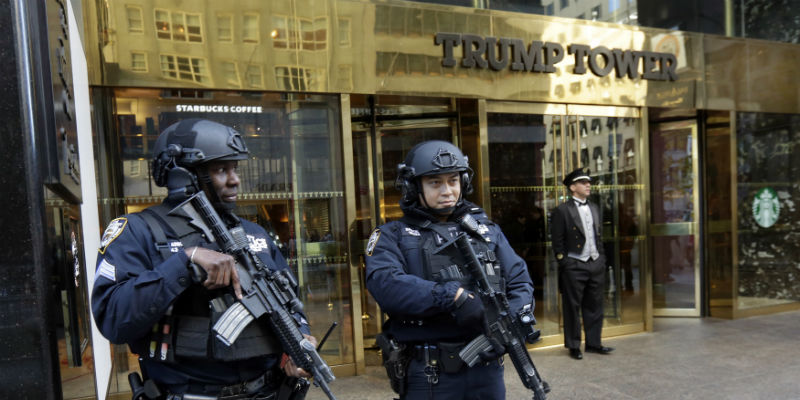 Due agenti di polizia davanti alla Trump Tower di New York, l'11 novembre 2016 (AP Photo/Richard Drew, File)