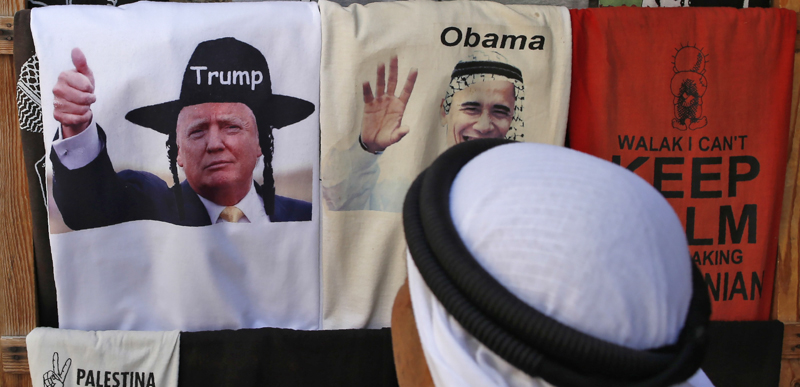 Delle magliette in vendita in una bancarella a Gerusalemme. (AHMAD GHARABLI/AFP/Getty Images)