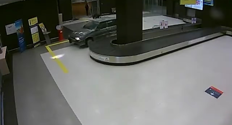 Un uomo ha distrutto il terminal di un aeroporto (per amore, dice)