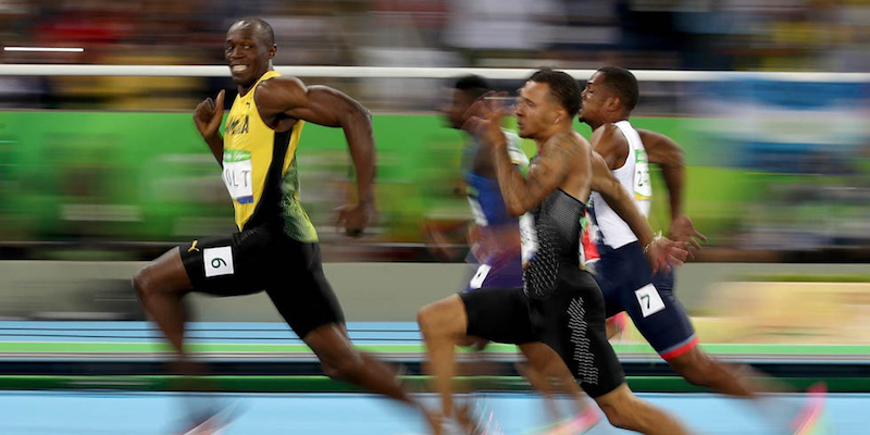 In una delle foto sportive più famose dell'anno, Usain Bolt si volta a guardare i suoi avversari durante la semifinale dei 100 metri piani alle Olimpiadi di Rio de Janeiro, il 14 agosto 2016 (Cameron Spencer/Getty Images)