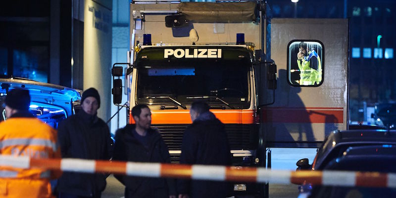Un camioncino della polizia svizzera fuori dal centro islamico di Zurigo dove ieri un uomo ha sparato, ferendo tre persone
(MICHAEL BUHOLZER/AFP/Getty Images)