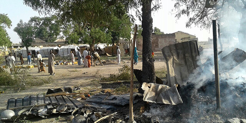 Una foto di Medici Senza Frontiere del campo profughi di Rann, Nigeria, dopo il bombardamento da parte di un jet militare, 17 gennaio 2017 (Medecins Sans Frontieres via AP)