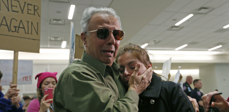 Una ragazza iraniana piange dopo essere stata fermata e rilasciata all'aeroporto di Dallas, 28 gennaio 2017 (Jae S. Lee/The Dallas Morning News) 