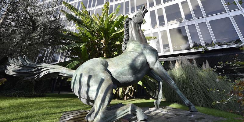La statua del ''Cavallo Morente'' esposta all'esterno della sede Rai di viale Mazzini a Roma. (ANSA/GIORGIO ONORATI)