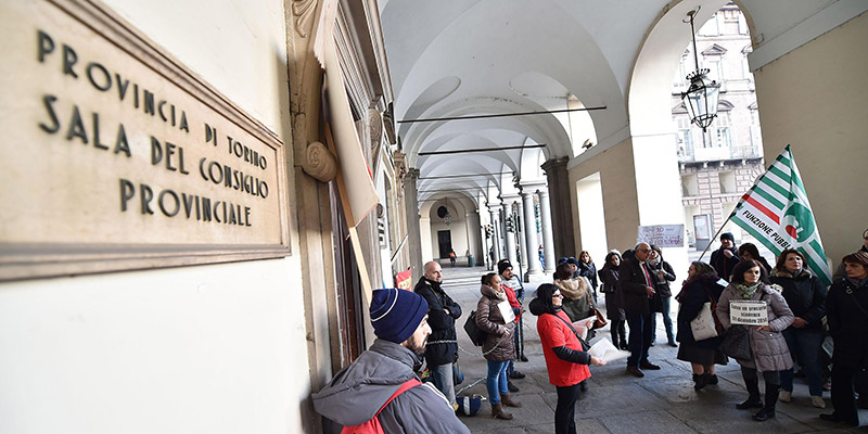 La manifestazione di protesta dei precari della Provincia di Torino davanti alla sala del Consiglio Provinciale in Piazza Castello, Torino, 9 gennaio 2015 (ANSA/ALESSANDRO DI MARCO)