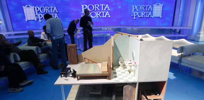 Un plastico di una casa preparato per la puntata dell'1 dicembre 2009 di Porta a Porta (ANSA/MASSIMO PERCOSSI/CRI)