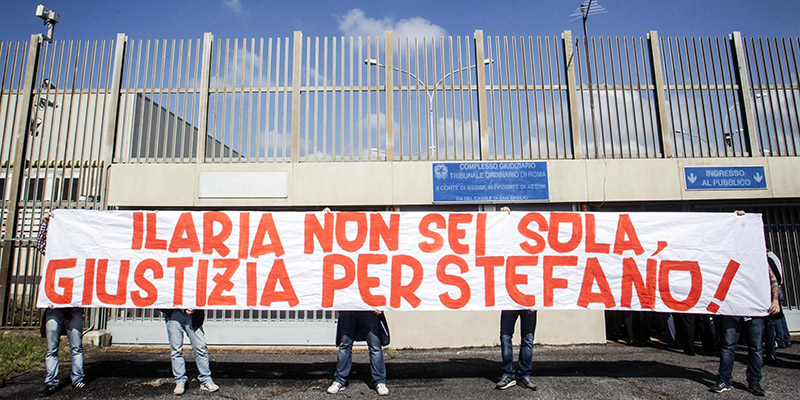 Uno striscione fuori del tribunale di Roma, 5 giugno 2013 (ANSA/ANGELO CARCONI)